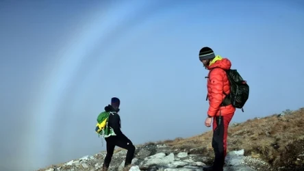 Fog bow, czyli biała tęcza, to wyjątkowo rzadkie zjawisko