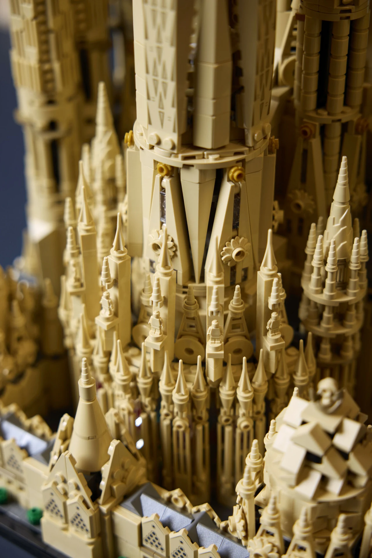 Model zamku z klocków LEGO z licznymi wieżyczkami, smukłymi elementami architektonicznymi oraz szczegółowo odwzorowanymi murami i ornamentami.