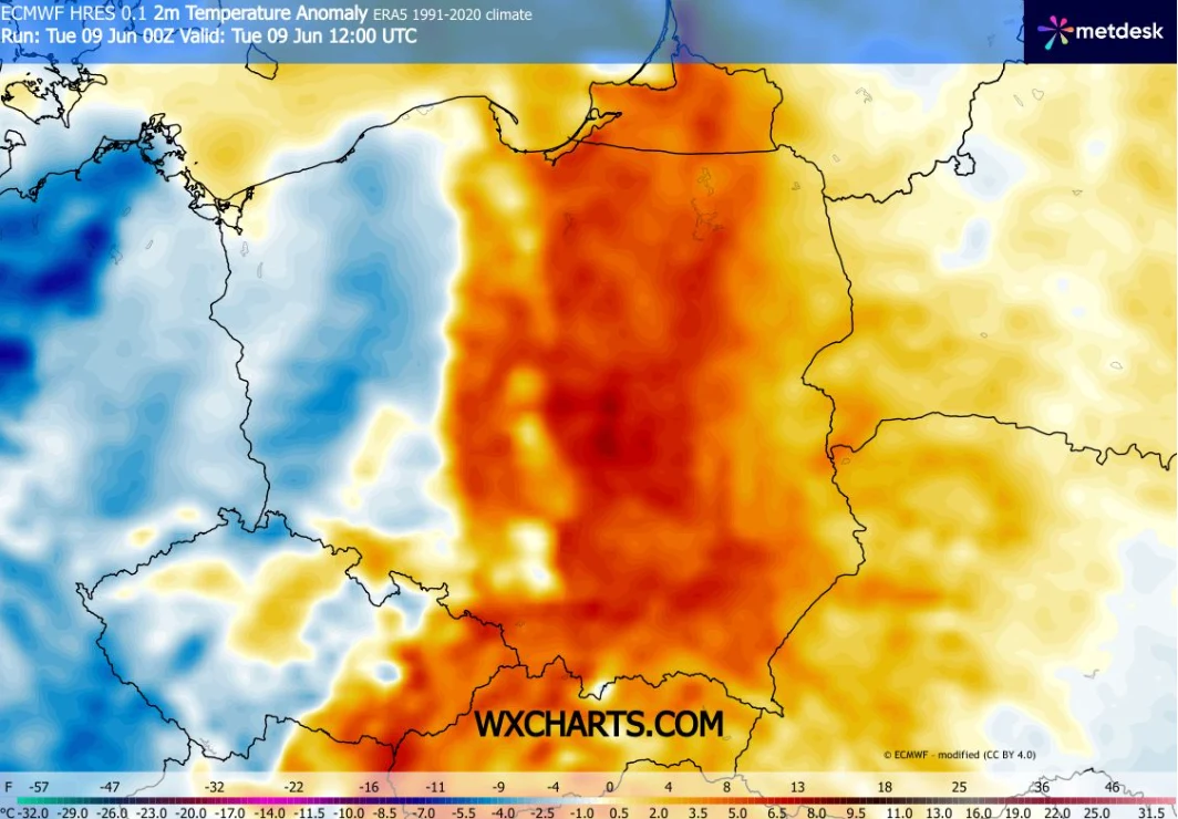 Mapa anomalii temperatury pokazująca wyraźne ocieplenie w centralnej i wschodniej Polsce oraz ochłodzenie na zachodzie kraju i części Niemiec.