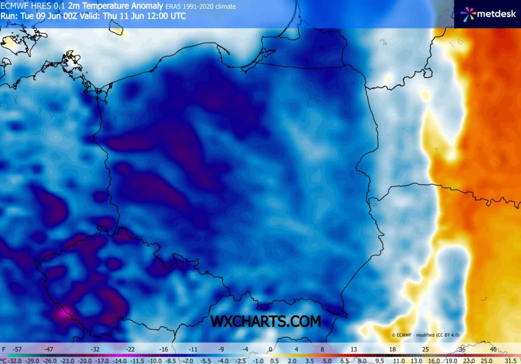 Czwartek będzie zdecydowanie chłodny niż pierwsze dni tygodnia: nigdzie nie będzie już nawet 20 stopni w ciągu dnia Mapa anomalii temperatury w Polsce z przewagą niebieskich i fioletowych odcieni wskazujących znacznie niższe wartości od normy, z wyraźnym pasem ciepłych barw na wschodzie sugerujących podwyższoną temperaturę w tej części kraju.