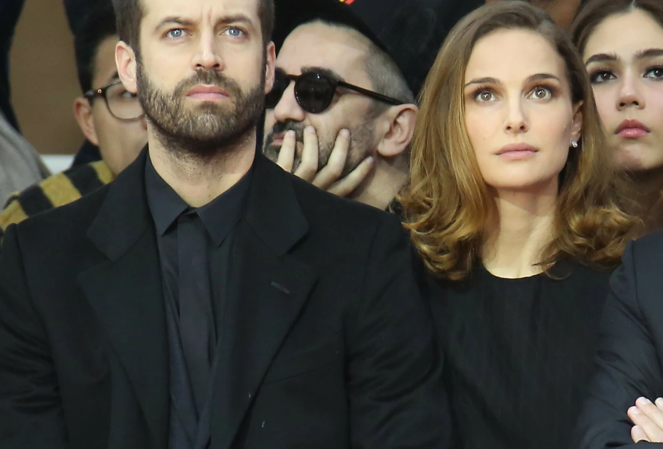 Benjamin Millepied i Natalie Portman Natalie Portman i Benjamin Millepied siedzący obok siebie podczas oficjalnego wydarzenia.