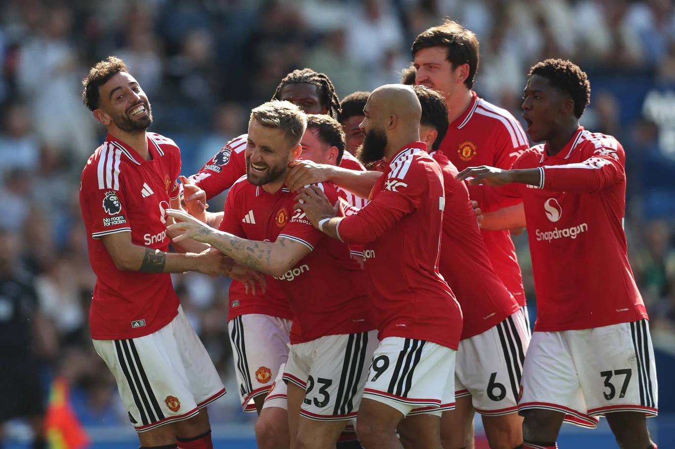 Piłkarze Manchesteru United Piłkarze Manchesteru United w czerwonych koszulkach świętują zdobycie bramki na boisku.