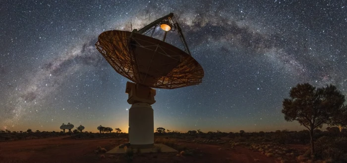 Radioteleskop ASKAP CSIRO w Wajarri Yamaji, antena skierowana na nocne niebo pod Drogą Mleczną, półpustynia.