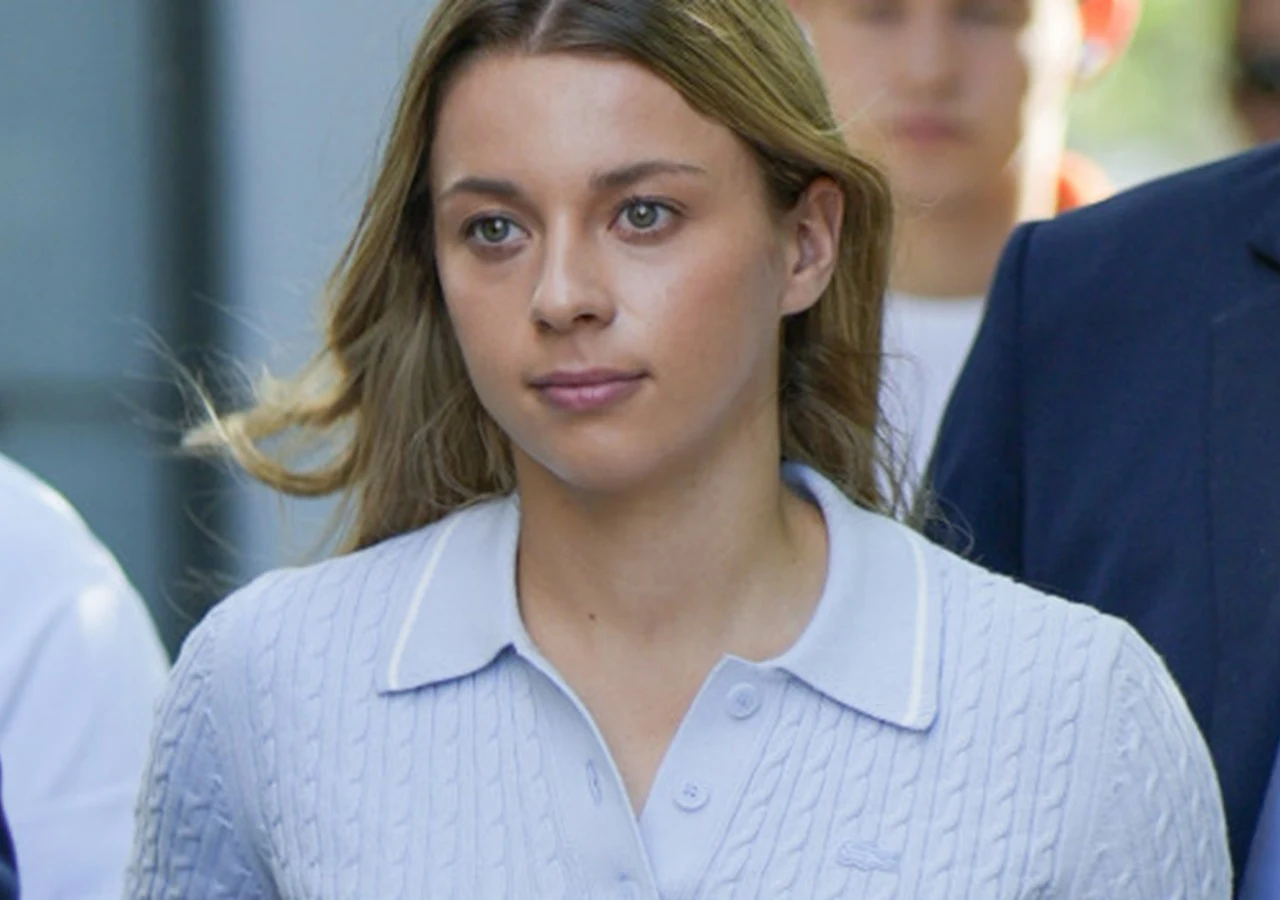 Maja Chwalińska Maja Chwalińska w jasnoniebieskim sweterku polo.