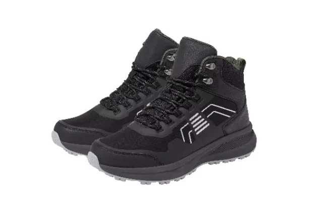 Czarne buty trekkingowe o wysokiej cholewce, sznurowane, z wyraźnymi białymi akcentami po bokach oraz solidną, gumową podeszwą zapewniającą dobrą przyczepność.