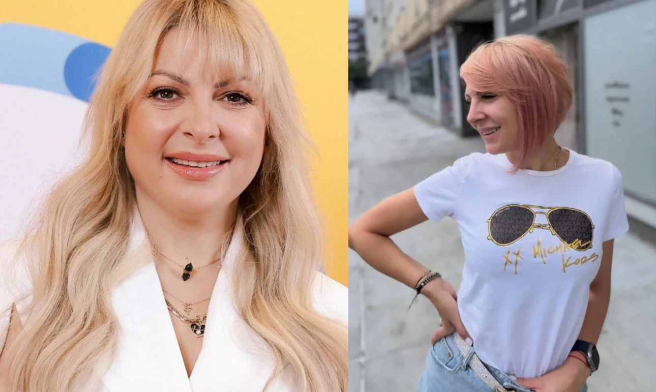 Dwie kobiety z jasnymi włosami, jedna w eleganckim białym stroju na żółtym tle, druga w białej koszulce i z rękami na biodrach, stojąca na miejskim chodniku.