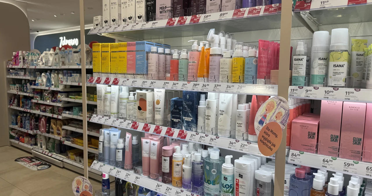 Rossmann ma nowy hit. Nie trzeba już wydawać fortuny na piękny zapach Kosmetyki pielęgnacyjne na półkach w Rossmannie, widoczne kolorowe opakowania, ceny i etykiety promocyjne.