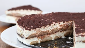 Szybkie ciasto tiramisu nie wymaga pieczenia, łączy w sobie krem na serku mascarpone oraz biszkopty nasączone w kawie