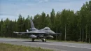 Polskie samoloty wojskowe F-16 i M-346 lądowały na drodze. To element największych ćwiczeń lotniczych NATO w tym roku.