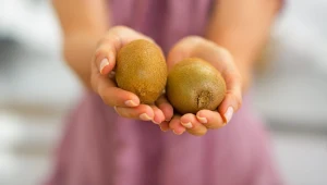 Dlaczego warto jeść kiwi wieczorem?