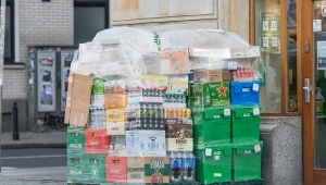 Mandaty za palety przed sklepami. Mieszkańcy oburzeni. "Tak jest cały czas"