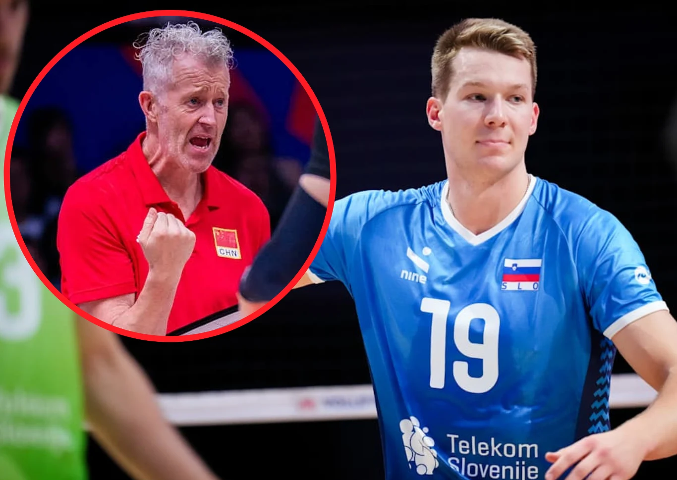 Siatkarz w niebieskiej koszulce z numerem 19 oraz napisem Telekom Slovenije stoi na boisku, obok w okręgu widoczny trener w czerwonej koszulce z logo Chin, z zaciśniętą pięścią i wyrazistym gestem motywującym.