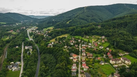 To śląskie uzdrowisko uwielbiają seniorzy. Słynie m.in. z budynków w kształcie piramid.