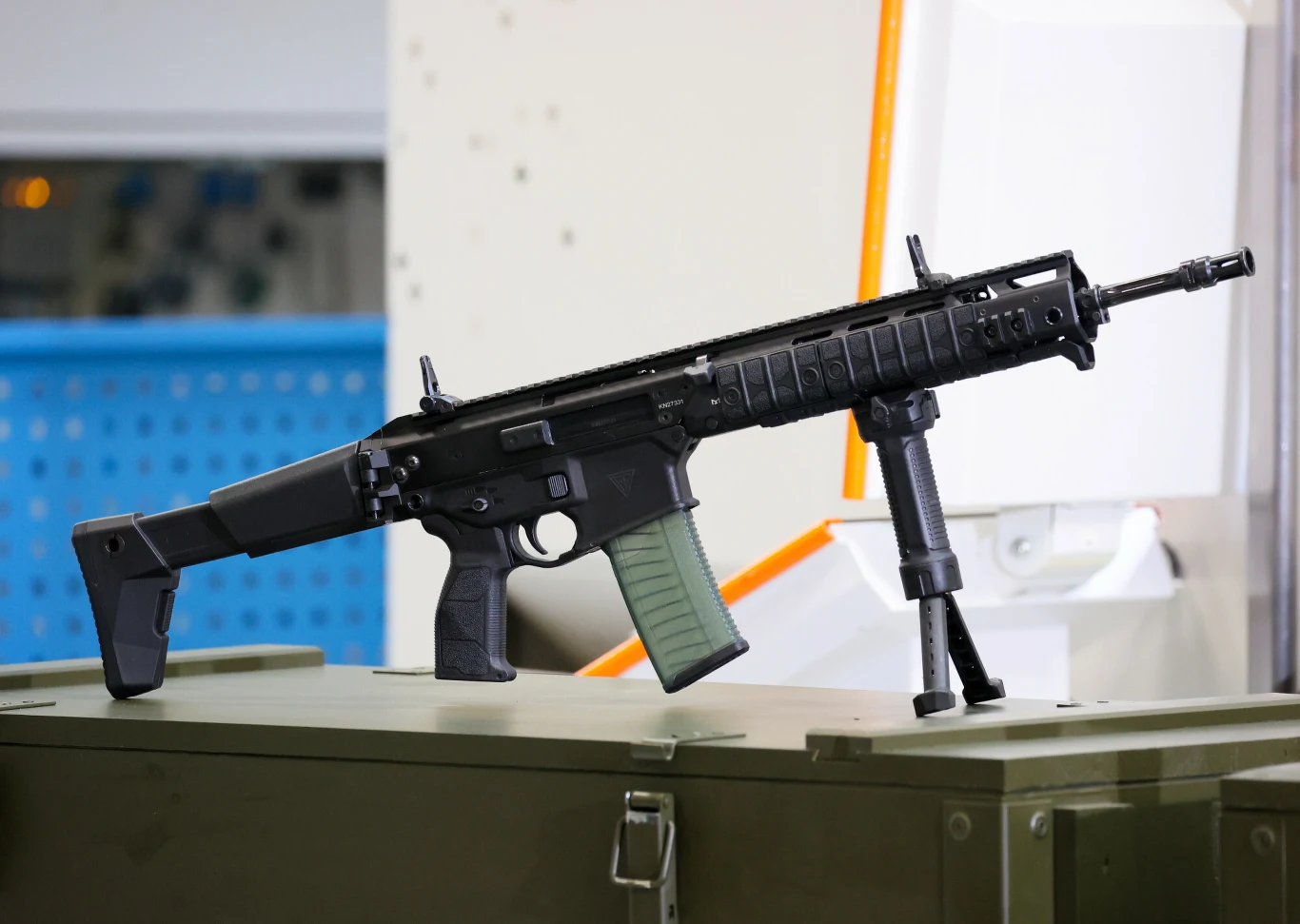 MSBS GROT jest na wyposażeniu Sił Zbrojnych RP od 2017 roku. Karabinek szturmowy MSBS GROT z wysuniętą kolbą na dwójnogu, przezroczysty magazynek z amunicją.
