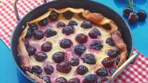 Clafoutis to delikatne ciasto z dodatkiem słodkich czereśni 