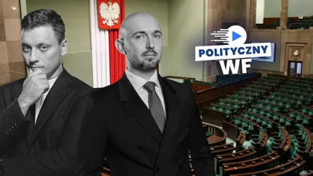 Dwóch elegancko ubranych mężczyzn na tle sali plenarnej polskiego Sejmu, z widocznym godłem narodowym i napisem 'Polityczny WF' po prawej stronie.