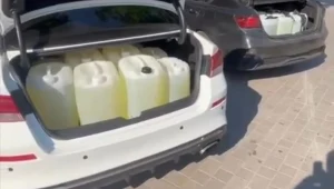 Rosjanie dostarczają paliwo na front. W kanistrach w bagażnikach cywilnych samochodów 