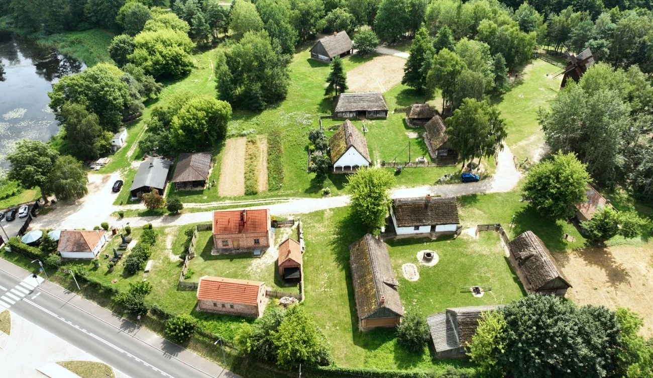 Kujawsko-Dobrzyński Park Etnograficzny w Kłóbce znajduje się tuż obok dworu Orpiszewskich Zespół tradycyjnych drewnianych chat i budynków gospodarczych ustawionych na zielonym terenie, otoczony ogrodami i alejkami, w pobliżu lasu i niewielkiego zbiornika wodnego.