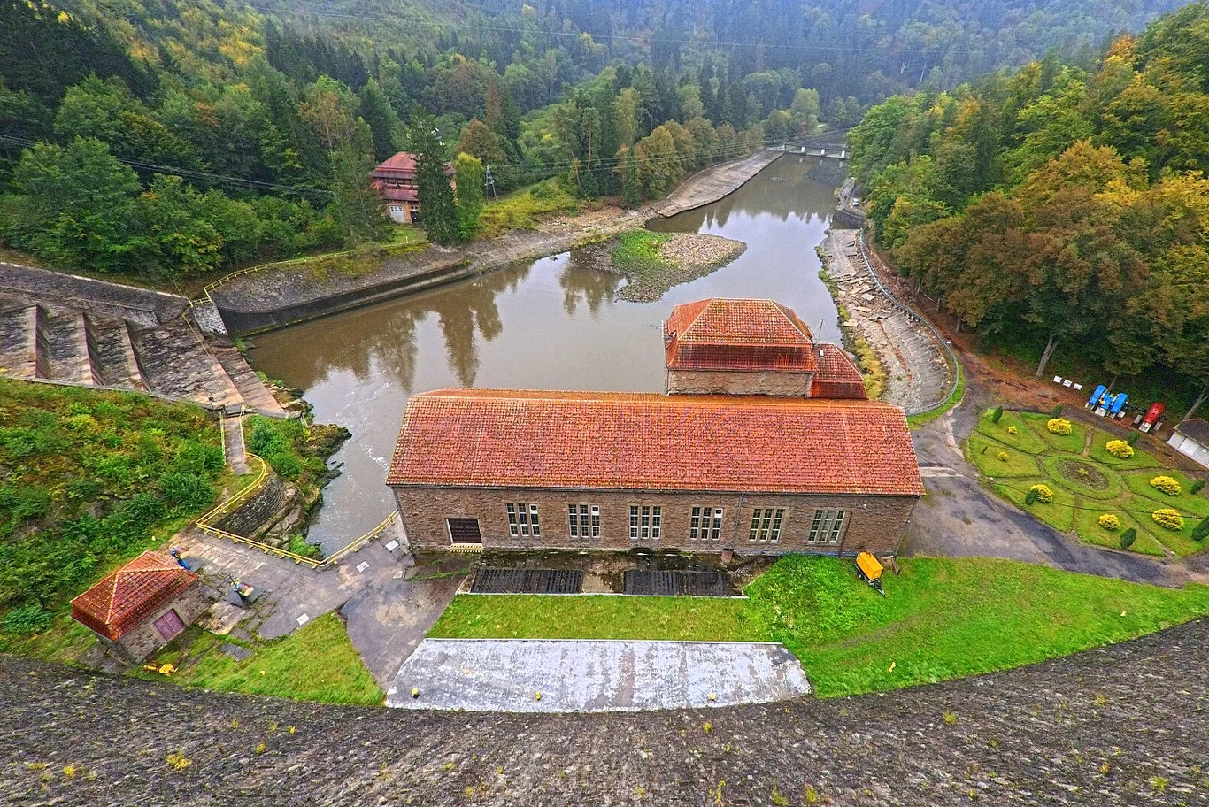 Remont zapory wymusił czasowe osuszenie Jeziora Pilchowickiego na Dolnym Śląski. Z dna wyłoniły się wraki samochodów Zapora Pilchowicka musi przejść remont. Osuszane jezioro odsłoniło wraki samochodów