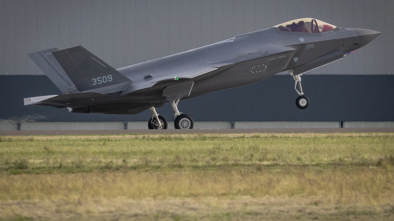 F-35 w 32. Bazie Lotnictwa Taktycznego w Łasku. Myśliwiec F-35 w momencie startu z pasa, podwozie częściowo oderwane od ziemi, widoczne oznaczenie 3509 na kadłubie.