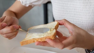 Jeśli nie możesz schudnąć, zamień masło na hummus. Zobaczysz różnicę
