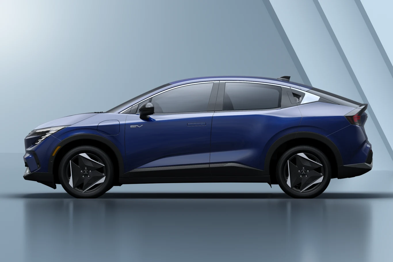 Granatowy samochód typu SUV o dynamicznej sylwetce i futurystycznym designie, widoczny z profilu na tle jasnej, geometrycznej ściany.