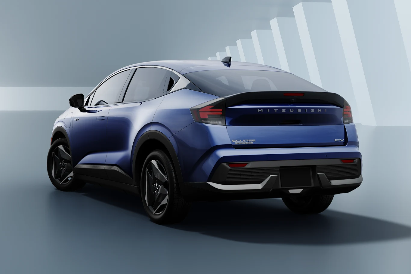 Nowoczesny, niebieski SUV Mitsubishi z przyciemnianymi szybami, czarnymi felgami i opływowym nadwoziem na tle minimalistycznej, jasnej przestrzeni z geometrycznymi kształtami.