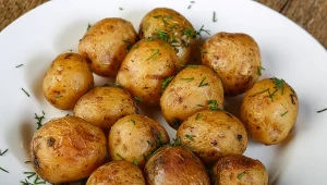 Młode ziemniaczki z koperkiem zawsze smakują wyśmienicie