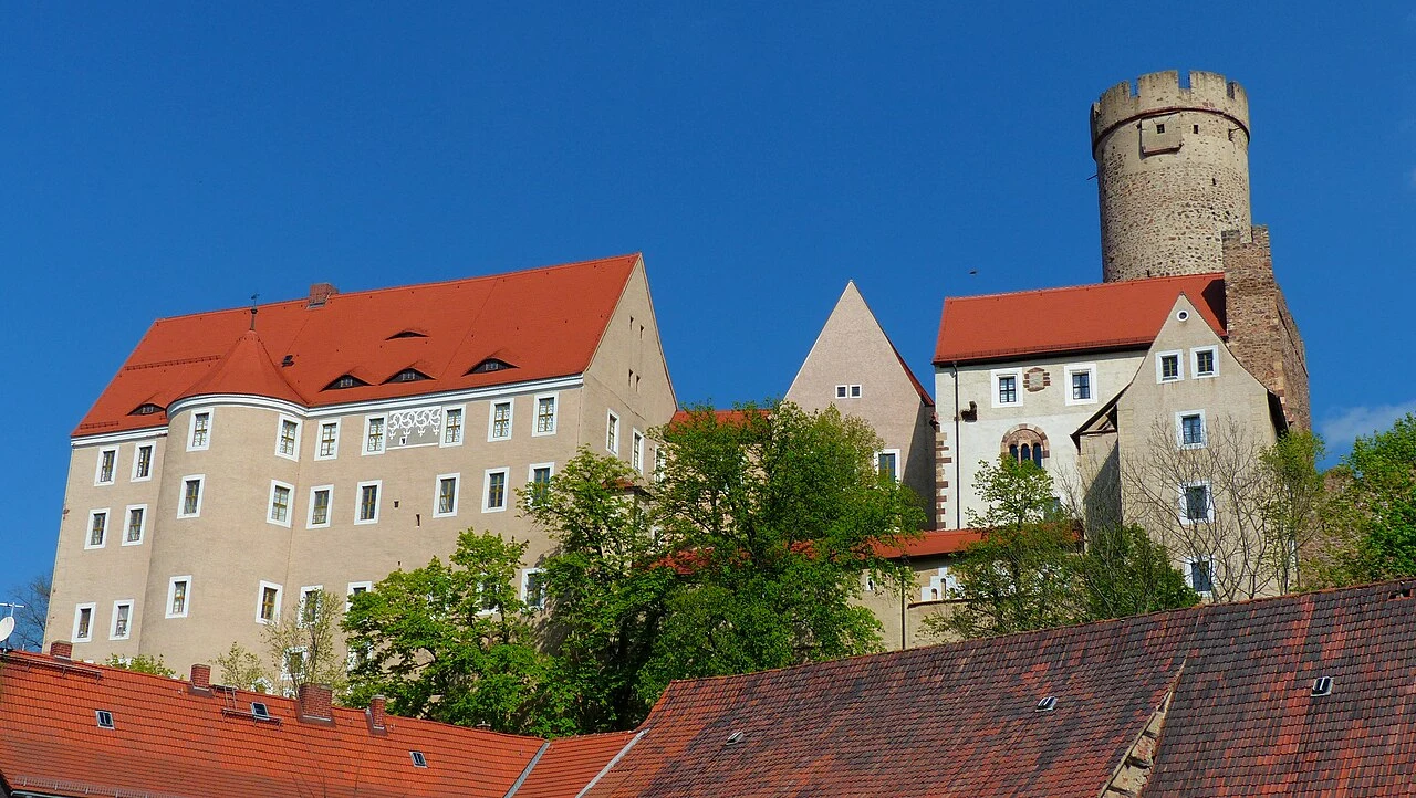 Zamek Gnandstein w Saksonii. W tym miejscu odkryto nietypowe naczynie, które sugeruje wykorzystanie w alchemii.