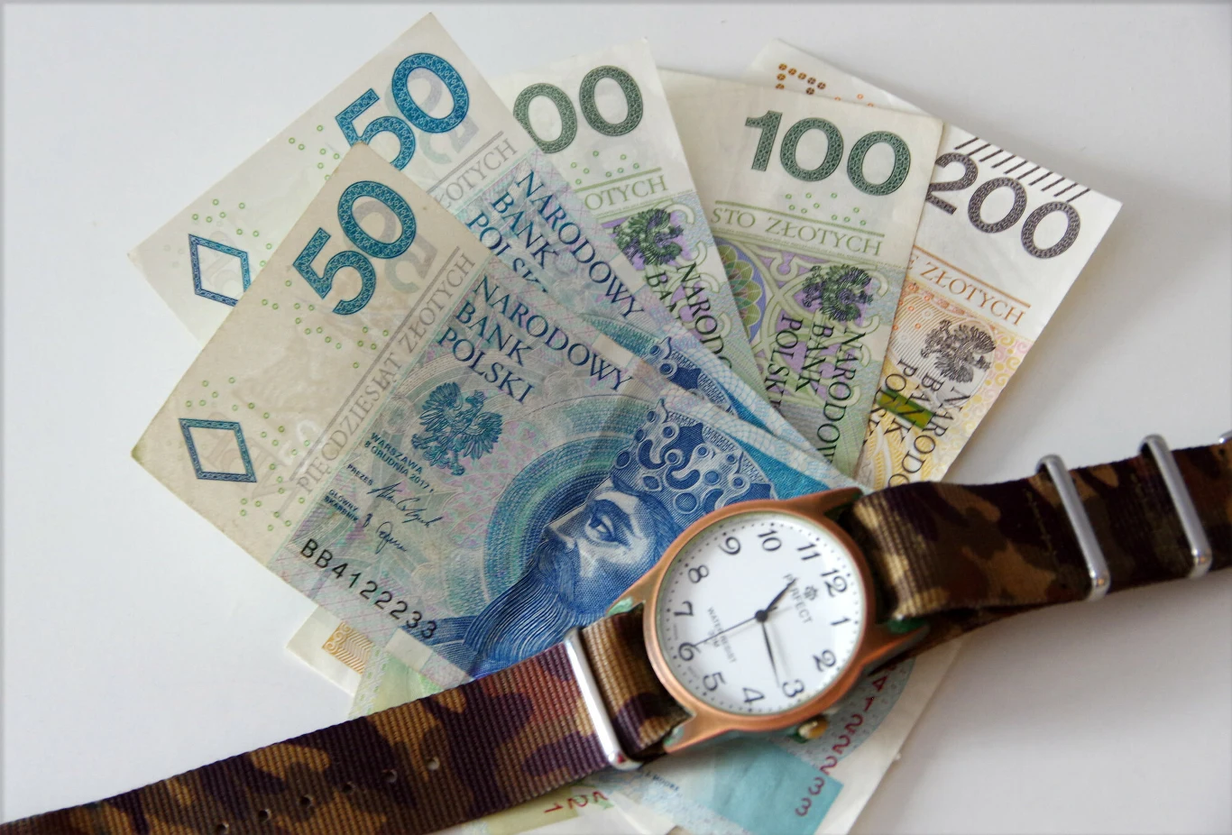 Zegarek, banknoty