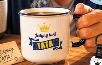 Kubek 500ml za 19,99 zł Biała emaliowana filiżanka z napisem „Jedyny taki TATA” ozdobiona koroną, trzymana w ręku, z gorącą kawą w środku oraz widoczną karteczką z napisem „Najlepszy TATA!”.