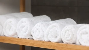 Białe ręczniki znów będą wyglądały jak nowe. Wystarczy 1 łyżeczka