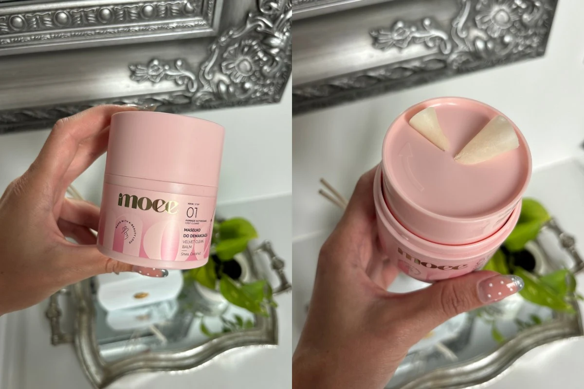 Różowe opakowanie kosmetyku trzymane w dłoni z efektem manicure, w tle ozdobne lustro i zlew, a na wierzchu kosmetyku widoczne dwie półokrągłe płatki kształtem przypominające plasterki cytryny.