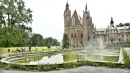 Na terenie pałacu w Mosznej rosną m.in. 300-letnie dęby. Obszar częściowo przynależy do parku krajobrazowego
