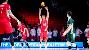 Jakub Firlej wśród kolegów reprezentacji Polski podczas meczu Ligi Narodów siatkarzy