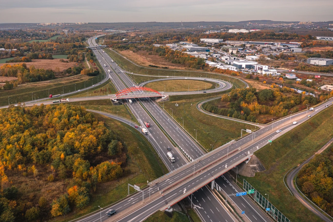 Wybrano wykonawcę naprawy pierwszego odcinka "fal Dunaju" na autostradzie A1. Węzeł drogowy na autostradzie A1 z zjazdami i estakadami, obok tereny zielone oraz zabudowa przemysłowa.