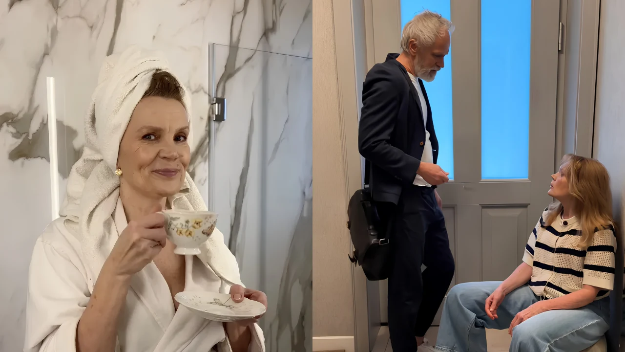 Kobieta w białym szlafroku i z turbanem na głowie trzyma porcelanową filiżankę z herbatą, obok starszy mężczyzna w garniturze rozmawia z siedzącą na ławce kobietą w swetrze w paski i dżinsach.