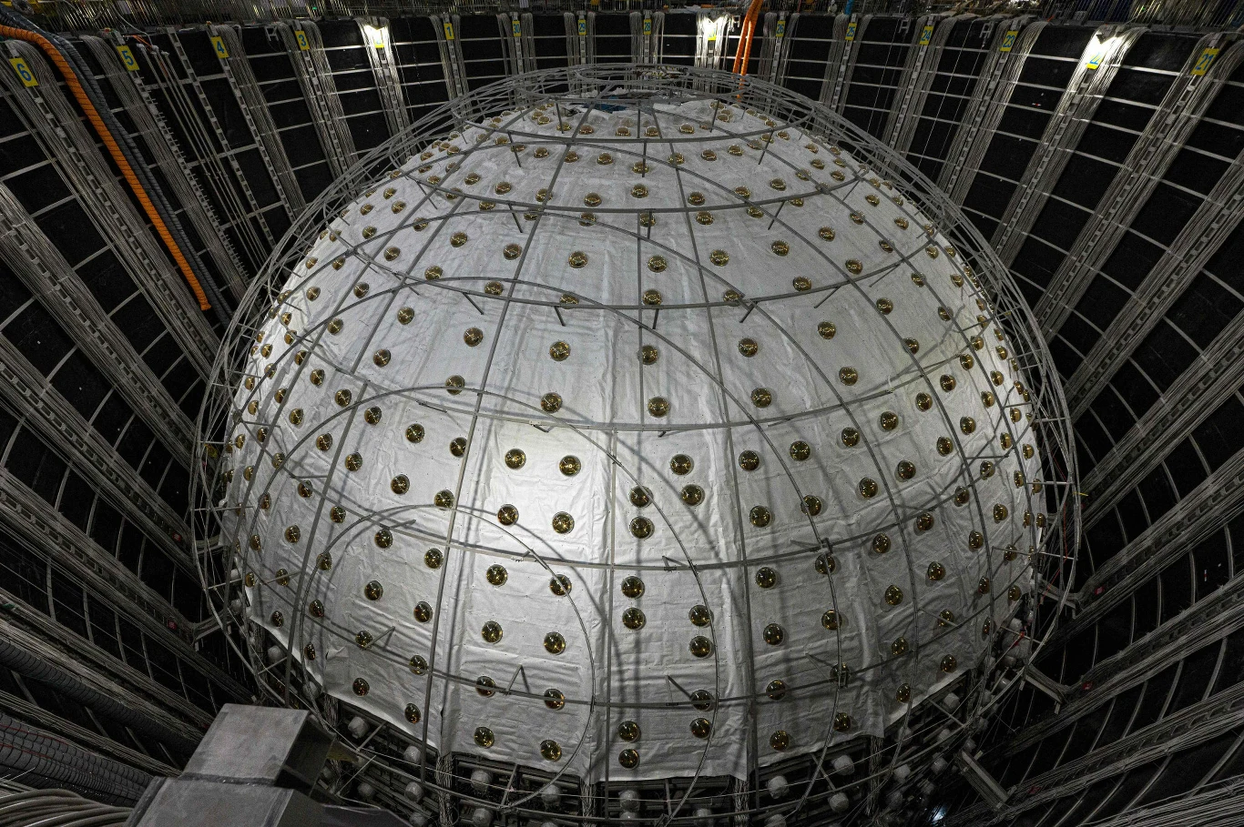 Podziemny detektor neutrin JUNO w Chinach. Ogromna sferyczna konstrukcja o średnicy 35 m bada tajemnicze cząstki elementarne