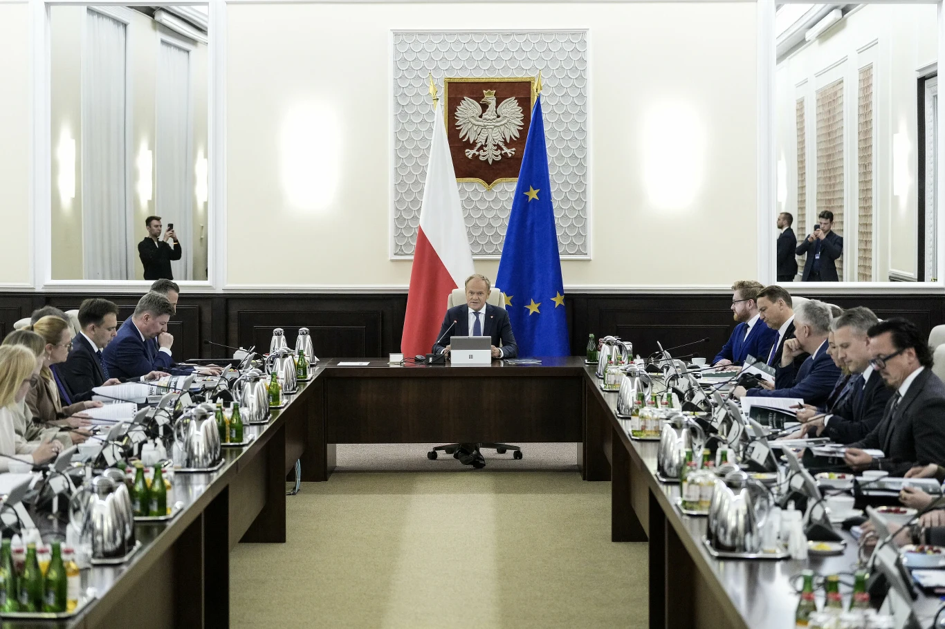 W kwietniu najwyższe wynagrodzenie odnotowano w MON. Donald Tusk i ministrowie na posiedzeniu rządu.