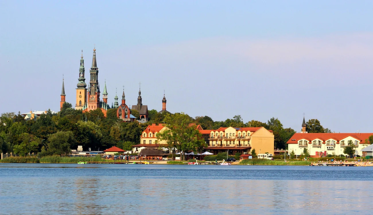Dlaczego Jezioro Licheńskie jest ciepłe? Widok na bazylikę i zabudowania w Licheniu Starym nad Jezioriem Licheńskim z przystanią przy brzegu.