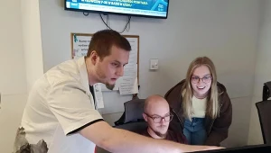 Praca wre w warszawskim newsroomie. W środku wydawca Bartosz Kołodziejczyk, a po bokach młodzi zdolni: Bartosz Brożek i Zuzanna Podobas
