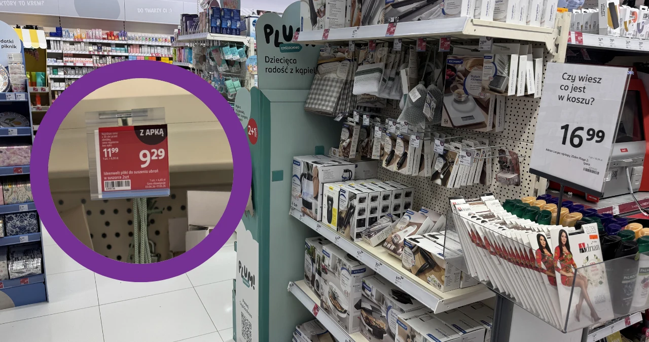 Ten niepozorny gadżet kosztuje 9,29 zł. Producent twierdzi, że skraca suszenie ubrań Regał sklepu Rossmann z akcesoriami i artykułami domowymi, widoczne promocyjne cenówki i znak z ceną 16,99 zł.