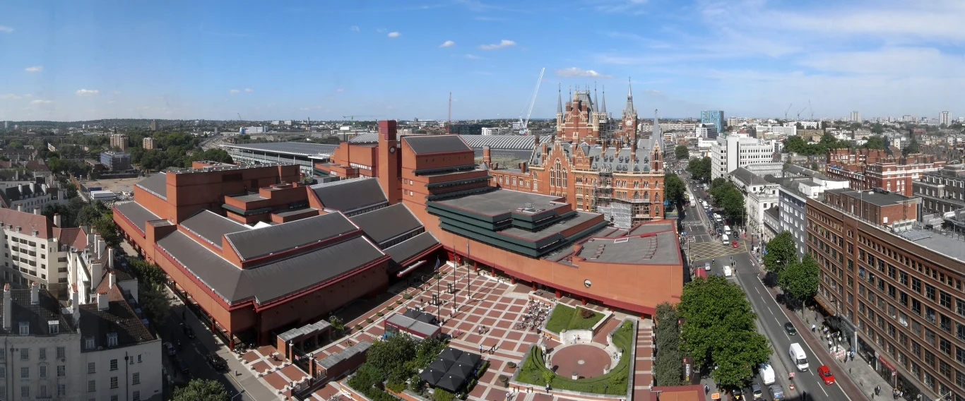 Jedną z najbardziej narażonych dzielnic jest Camden, gdzie znajdują się m.in. British Museum czy Biblioteka Brytyjska Nowoczesny kompleks budynków z czerwonej cegły z rozległym placem dziedzińca, w otoczeniu miejskiej zabudowy i arterii komunikacyjnych, w tle neogotycki gmach z wieżyczkami.