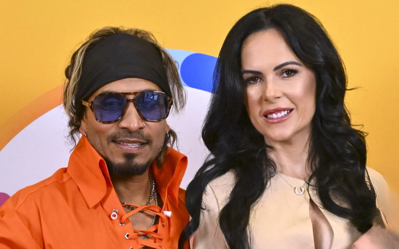 Reggie Benjamin i Iwona Burnat w "halo tu polsat" Uśmiechnięci Reggie Benjamin i Iwona Burnat na tle żółtej ścianki z logo "halo tu polsat"