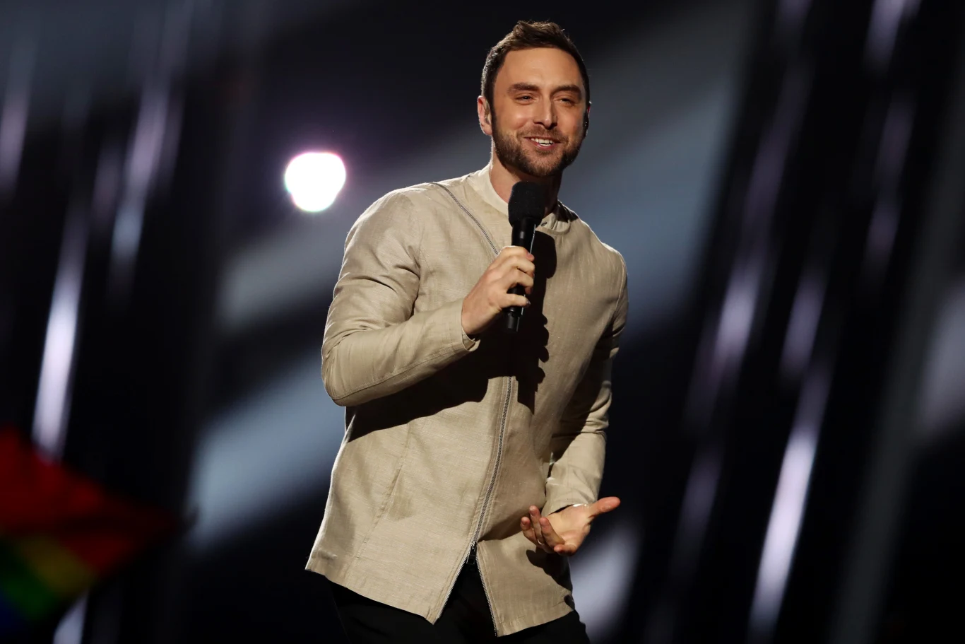Måns Zelmerlöw obchodzi 40. urodziny Måns Zelmerlöw śpiewa na scenie, trzyma mikrofon, w tle rozmyte światła.