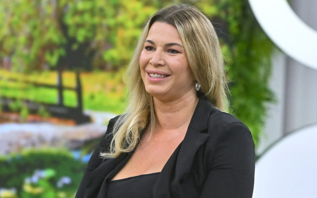 Katarzyna Węgrzyn w "halo tu polsat" Katarzyna Węgrzyn w czarnej marynarce, z rozpuszczonymi włosami, w studiu "halo tu polsat"