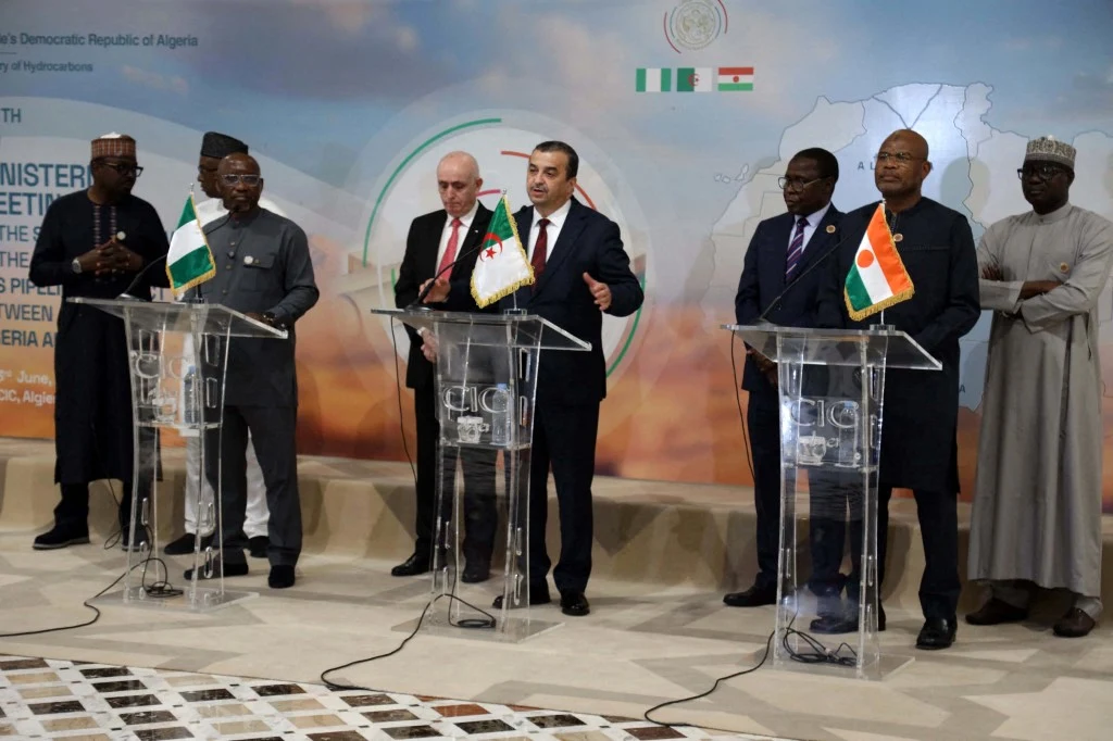 Spotkanie ministrów Algierii, Nigerii oraz Nigru, odpowiedzialnych za zasoby paliwowe. Na zdjęciu: Ekperikpe Ekpo, Mohamed Arkab oraz Hamadou Tinni