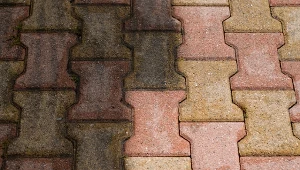 Jak wyczyścić kostkę brukową bez nadmiaru chemii? Posesja będzie lśnić