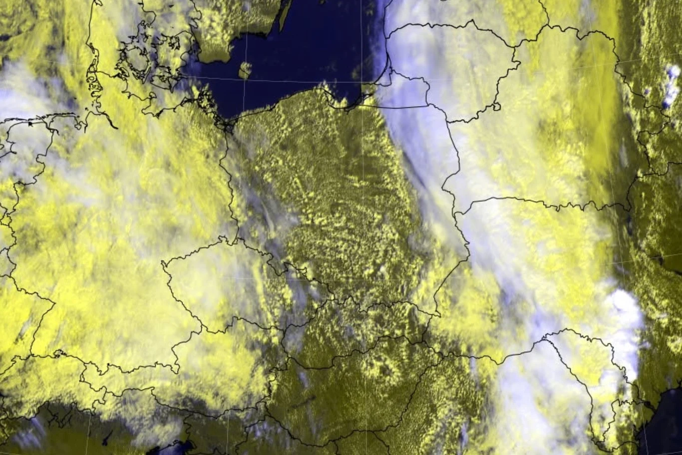 W piątek po południu burze notuje się w wielu miejscach na północy i wschodzie kraju. W sobotę zagrzmieć może w całej Polsce Burzowe chmury w największym stężeniu utrzymują się na północy i wschodzie Polski. Niekiedy niosą intensywne opady deszczu
