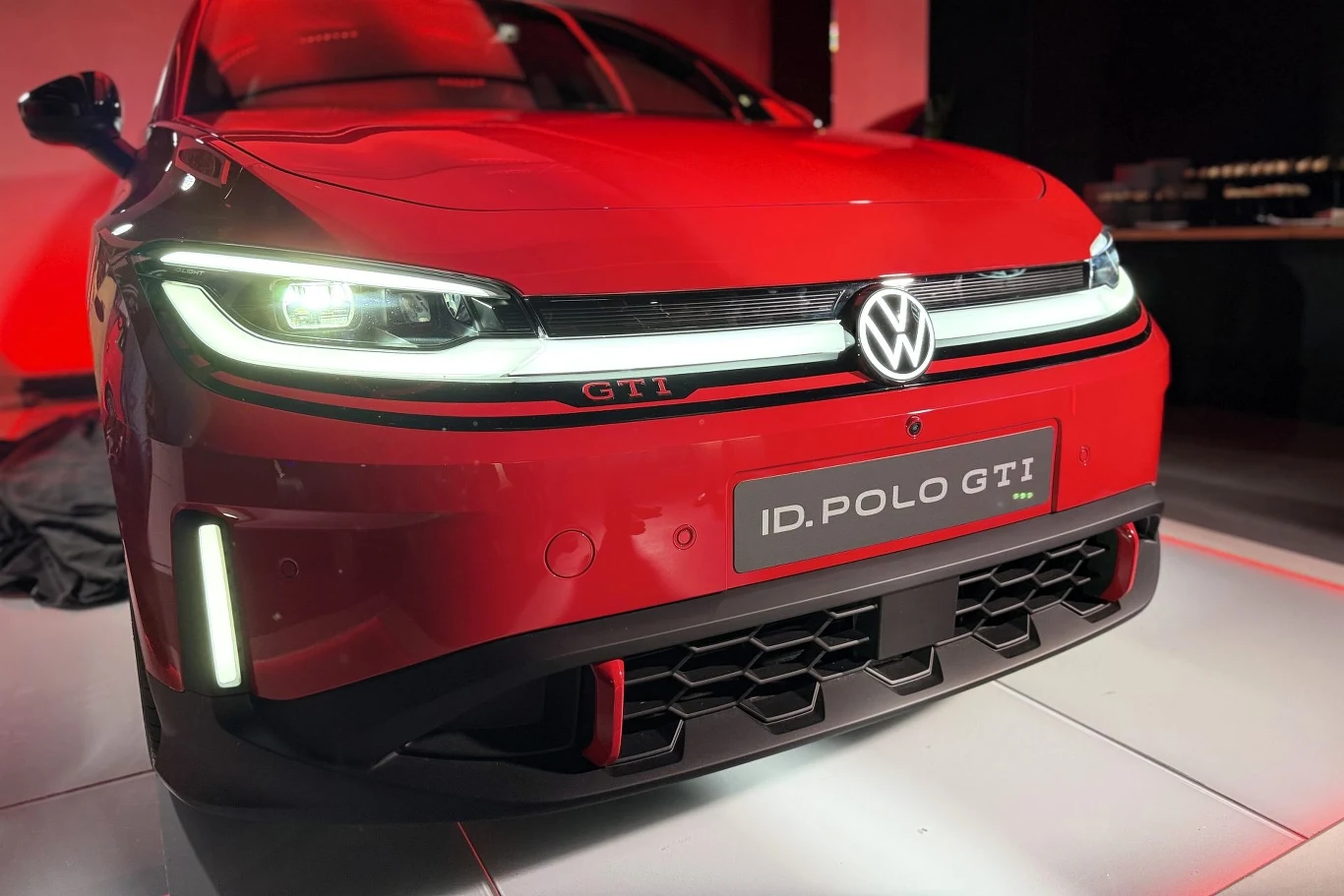 Volkswagen ID.Polo GTI, podobnie jak "zwykłe" ID.Polo, korzysta z nowego języka projektowania. Nie zabrakło jednak elementów charakterystycznych dla GTI. Czerwony Volkswagen ID. Polo GTI z agresywnie stylizowanym przednim zderzakiem, podświetlonymi reflektorami LED oraz wyeksponowanym logo marki na grillu.